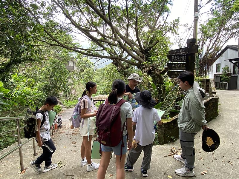 瓜山國小學童化身為引路達人，認真學習山城的知識與歷史。