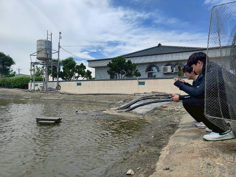 南臺科大「那個船」團隊秉持深耕在地的精神，親自前往臺南沿海的合作魚塭進行智慧無人船下水測試，精準掌握場域需求並驗證技術開發成果。