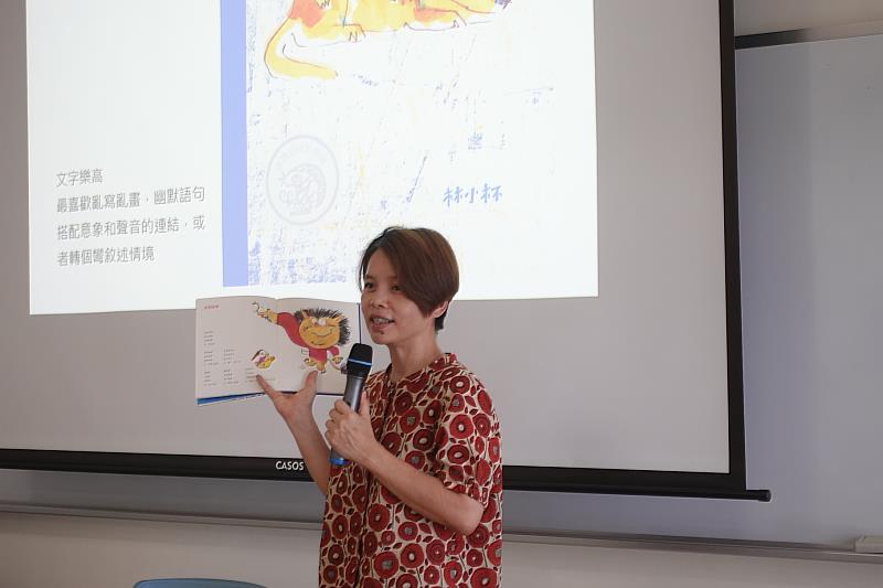 文化局辦理「畫一首台語詩創作工作坊」帶領學童以台語書寫情感。