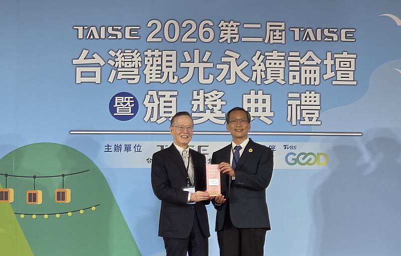 由台灣永續能源研究基金會董事長簡又新（左）頒予六福旅遊集團李元泰行政長（右），肯定六福長期深耕永續觀光教育與綠色旅遊實踐。（圖/六福旅遊集團提供）
