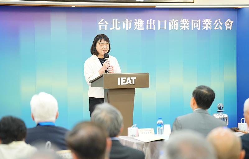 經濟部國際貿易署黃瀞萱主任秘書蒞臨IEAT會員大會致詞。