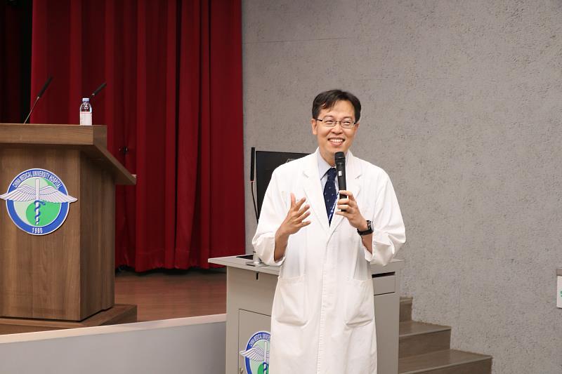 中國附醫大數據中心郭錦輯副院長主持專題演講。