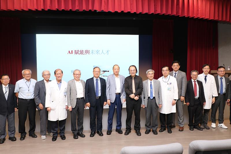 蔡長海董事長偕校長院主管與簡立峰教授合影。