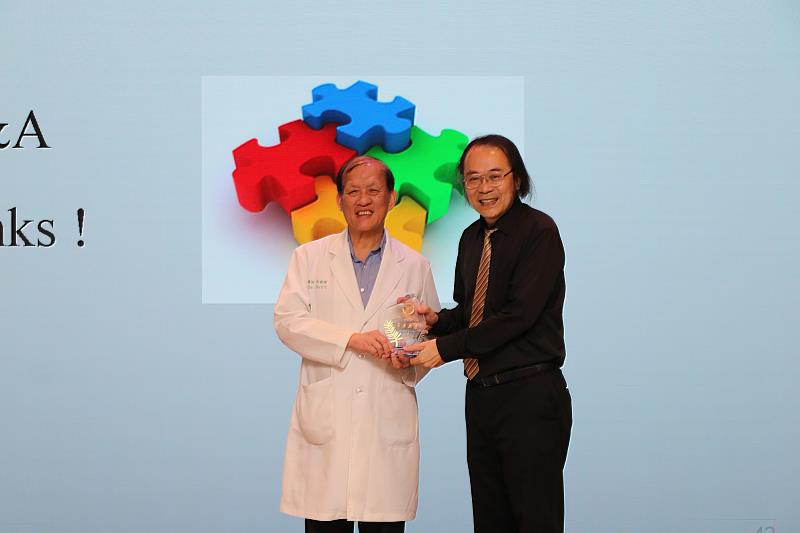 周德陽院長致贈行政院經濟發展委員會顧問、Google台灣區前董事總經理簡立峰教授紀念品。