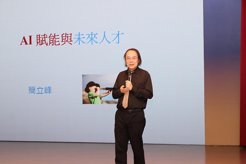 行政院經濟發展委員會顧問、Google台灣區前董事總經理簡立峰教授獲邀中醫大醫療體系專題演講「AI賦能與未來人才」。