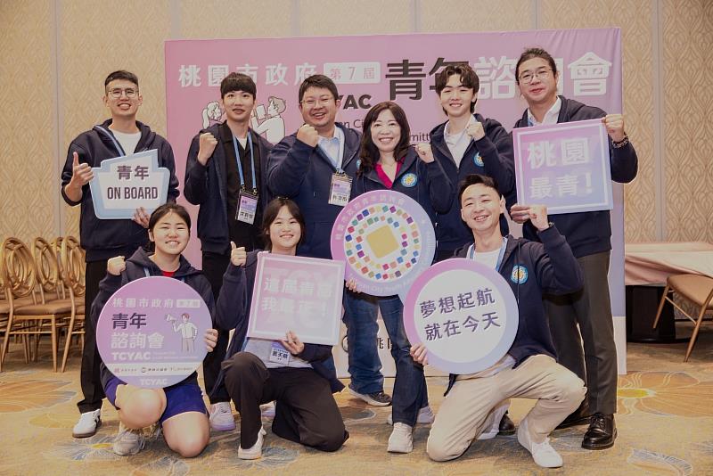 中山醫大醫管系學生鍾靖亭（後排右2）結合醫管專業投入青年公共事務，與各領域青年交流城市發展及公共議題。