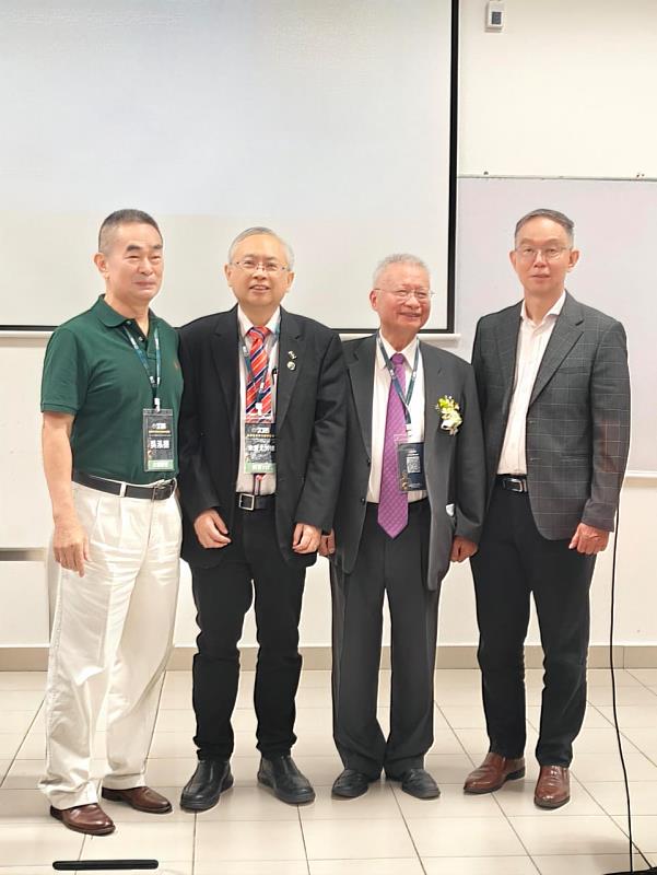 林昭庚院士與拉曼大學校長尤芳達院士、吳泓德教授等合影。