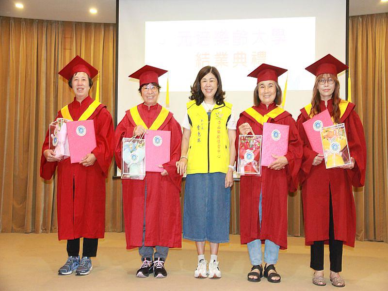 新竹市香山區樂齡學習中心執行長曾惠珠為元培樂齡大學結業學員頒證。