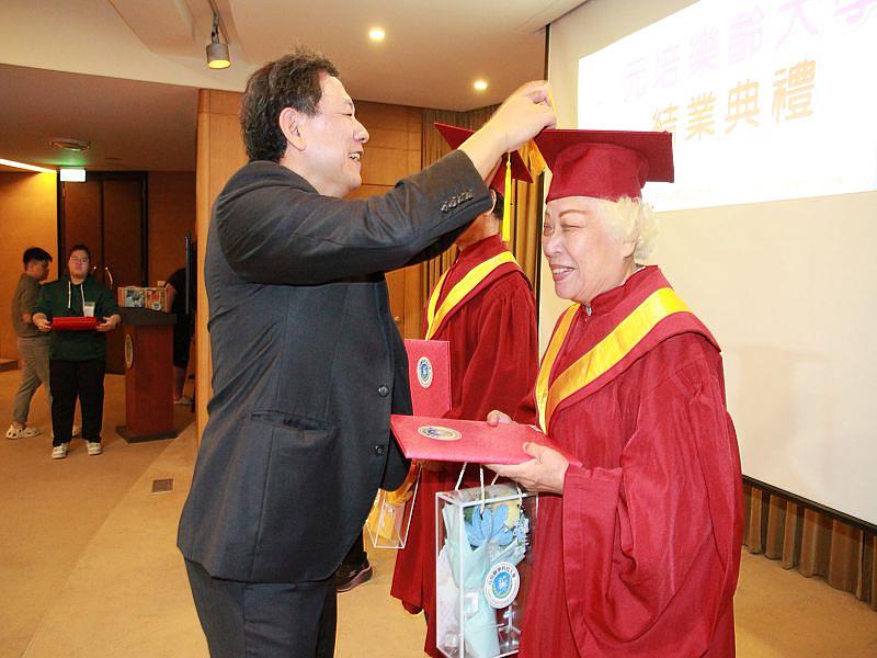元培樂齡大學結業王綮慷校長為學員撥穗。