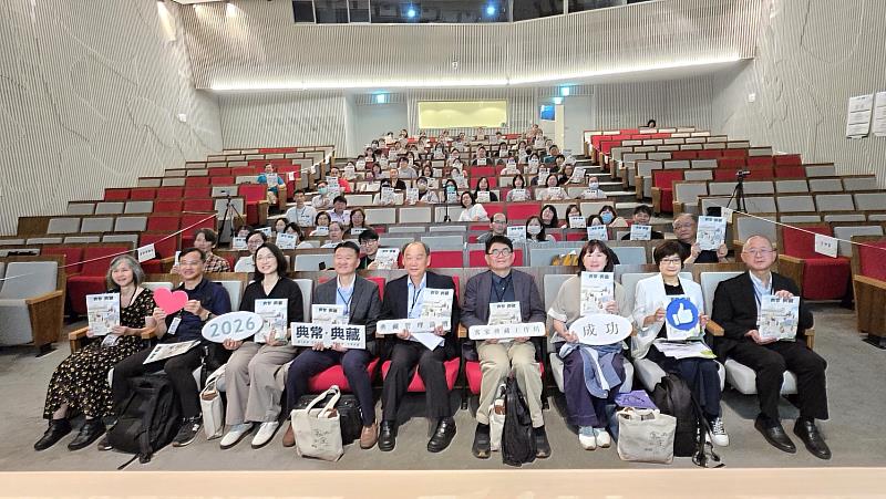 客發中心謝勝信主任（中）、台灣博物館陳登欽館長（右4）、南藝大文博學院顏上晴院長（左4）、科工館陳綺霞組主任（右3）、史前館田詩涵組長（左3）與與會貴賓、學員合照。