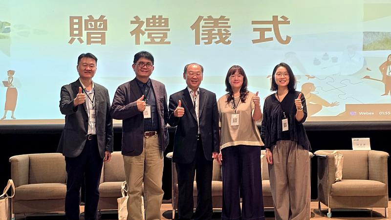 客發中心謝勝信主任（左3）致贈禮物予南藝大文博學院顏上晴院長（左1）、台灣博物館陳登欽館長（左2）、科工館陳綺霞組主任（右2）、史前館田詩涵組長（右1）。