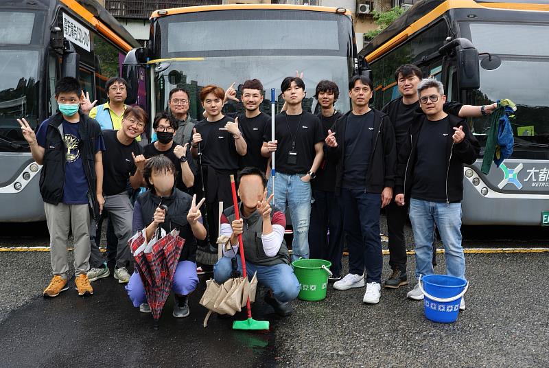 首次體驗公車清潔工作後，恆隆行dyson事業處志工真心佩服心路庇護員工認真、不怕吃苦的工作態度。圖：心路基金會
