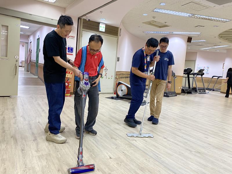 恆隆行dyson事業處志工與心路機動工作隊青年一起工作、一起流汗，也一起看見彼此的專業與價值。圖：心路基金會