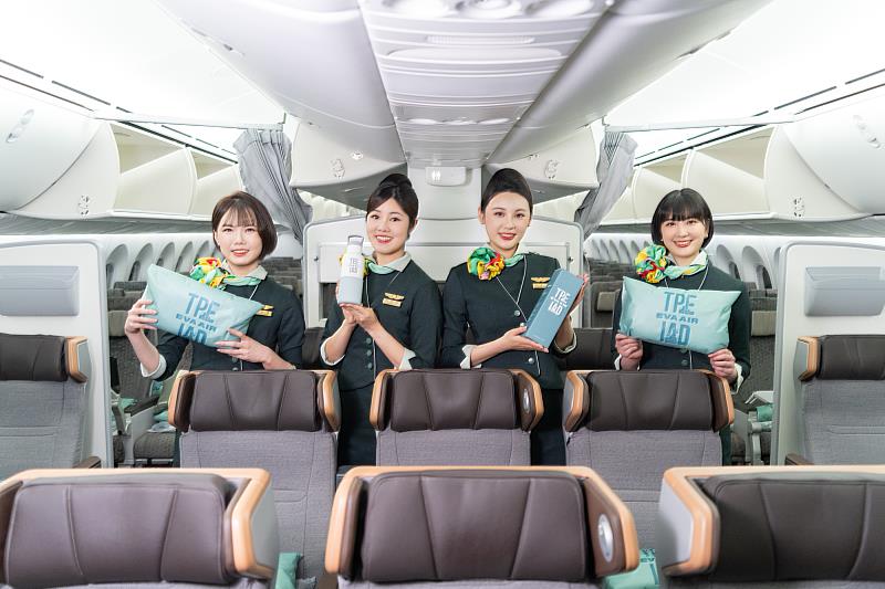 搭乘首航班的旅客，可以獲得長榮航空精心準備的「華盛頓首航限定HYDY時尚保溫水瓶」之外，還可將機上首航限定小抱枕一起帶回家。