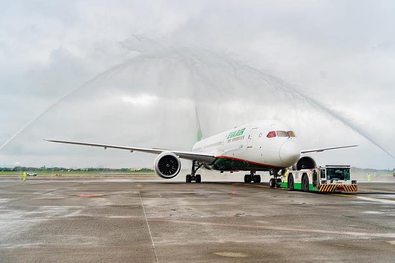桃園-華盛頓特區航線以全新三艙等的波音787-9機型執飛,桃園國際機場特別安排灑水儀式,共同歡慶這重要的時刻。
