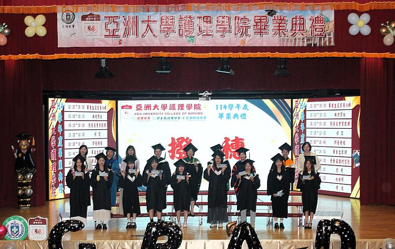 畢業生逐一上台接受師長撥穗，並由師長贈予護夢啟航禮（登機證及紙飛機），祝福同學學成展翅，夢啟新程。