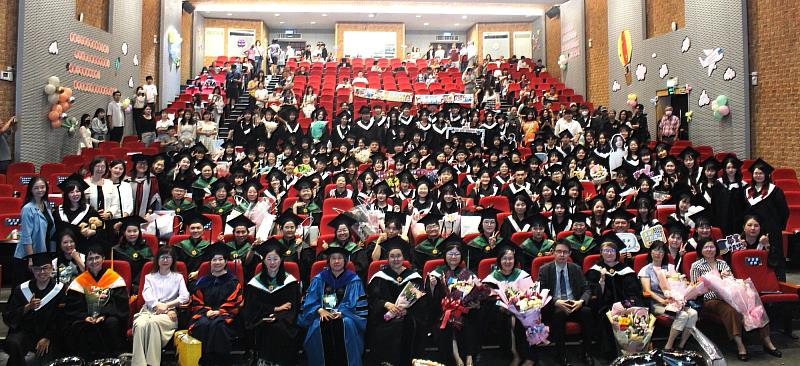 亞洲大學護理學院師長於畢業典禮結束後，與畢業生、家長合影。