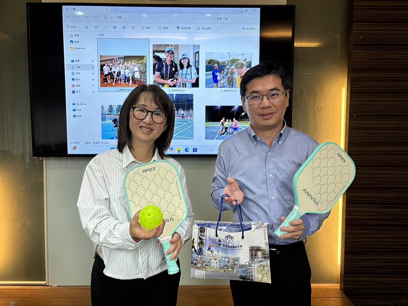 圖左為周曉琴理事長，右為陳添丁主任秘書。