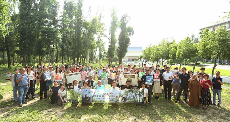 南華大學致力推動永續發展，入榜THE世界大學永續影響力評級。圖為日前舉辦「希望之樹」畢業生傳承植樹活動，師生合影留念。