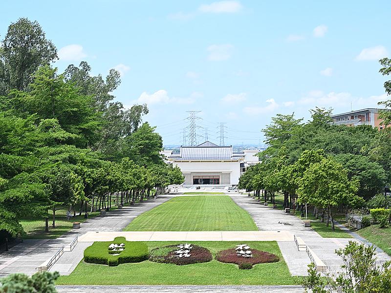南華大學入榜THE世界大學永續影響力評級，全國私校名列第15。圖為南華大學校園綠地九品蓮華大道。