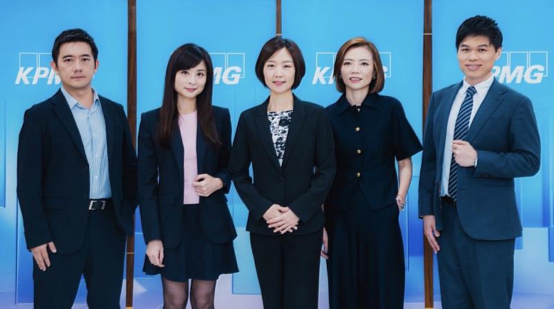 KPMG安侯建業今（26）日舉辦第2季讀書會，左起KPMG安侯建業稅務投資部會計師張智揚、稅務投資部協理陳鈺雯、專業組織策略長韓沂璉、審計部執業會計師郭柔蘭及數位安全顧問服務副總李冠樟均一同與會。