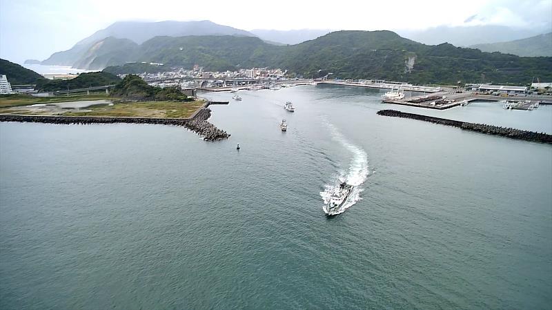 空拍參加演練漁船出海情形。