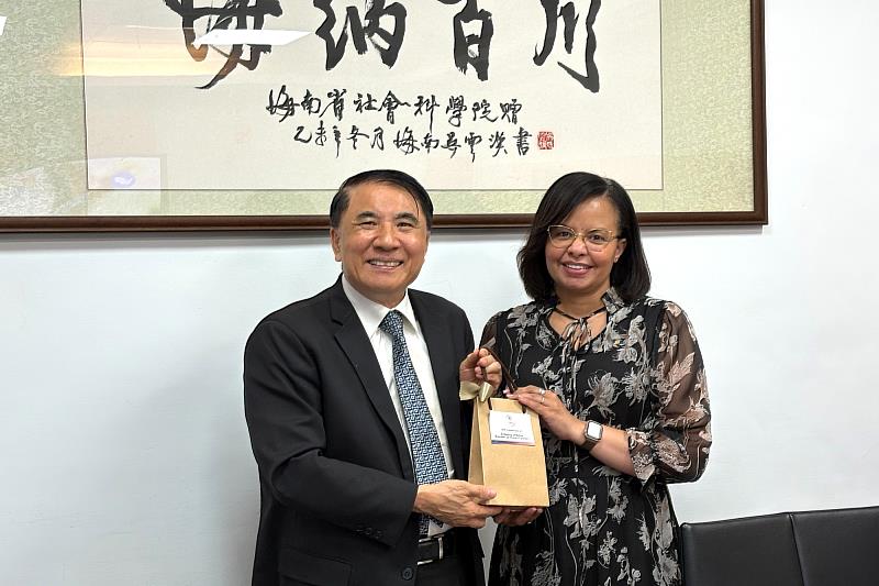 貝里斯駐臺大使梅凱瑟與海大許泰文校長交換紀念品。