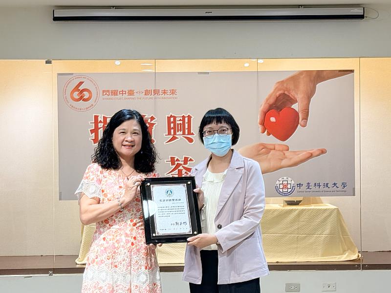 陳錦杏校長轉頒教育部捐資興學獎牌給秀傳醫療社團法人秀傳紀念醫院。