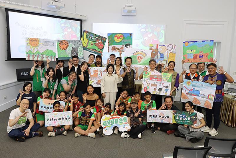 《maljimalji未來的光》新書發表會於今日（6月26日）圓滿成功，當天所有出席與會的貴賓與師生，一起高舉原創繪本大合照。