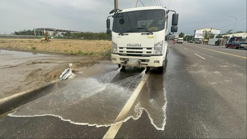 避免農泥污染道路 環保局呼籲農機離田先完成清潔