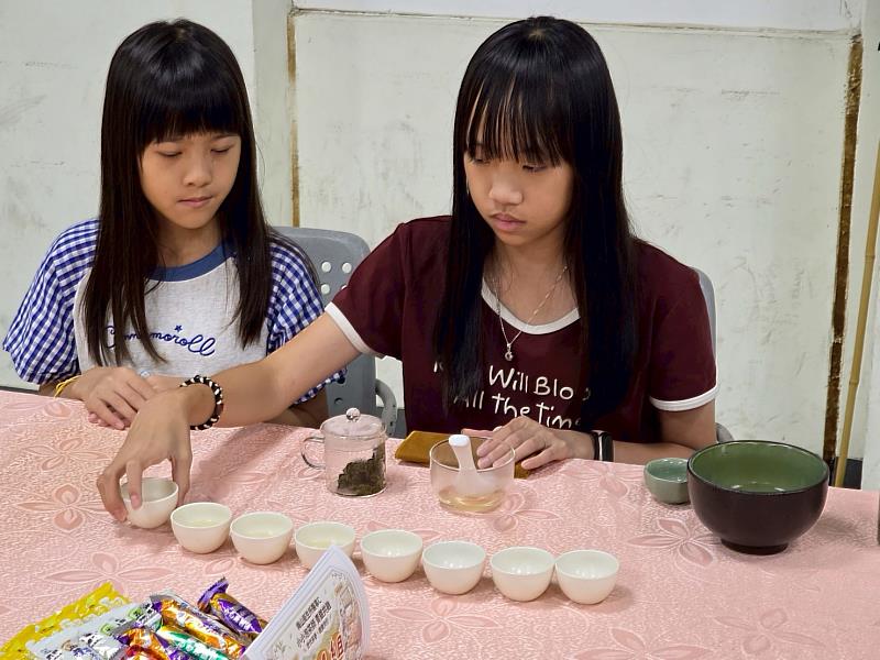 長輩健走學童奉茶 嘉義梅山鄉醫事C據點打造老幼共融新風景