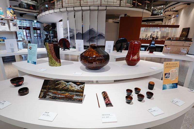 心傳百年漆光展覽－漆藝家彭坤炎、施志成、陳宜妙。 