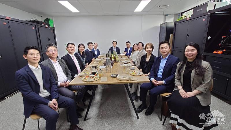 李姸慧與各領域專業僑青人士對談交流。