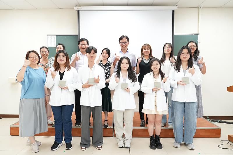披上白袍迎向助人之路！佛光大學心理學系舉辦「期末成果展暨臨床組授袍典禮」為即將展開臨床心理實習的6位碩士生送上祝福。