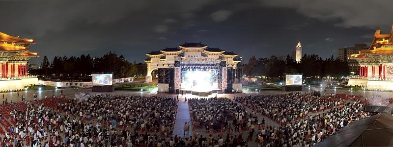 每年文化藝術季展演，推動藝術平權，讓各鄉鎮民眾有機會接觸藝術。