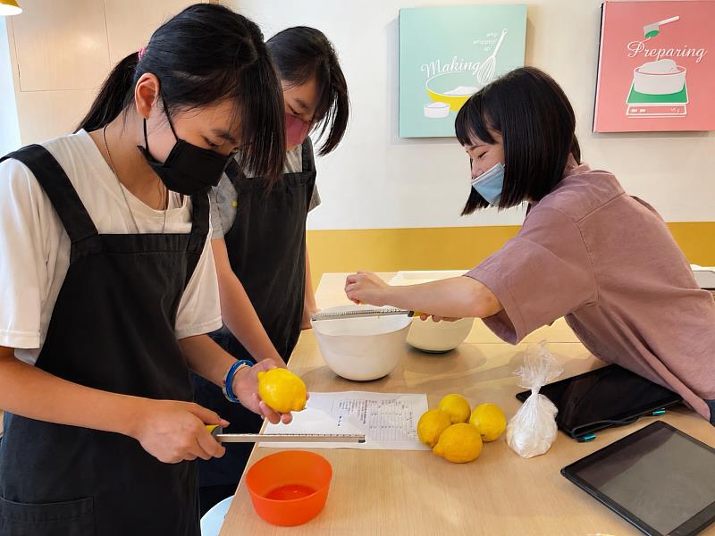孩子上烘焙課程後，長大成為公益甜點師，帶領學弟妹學習。