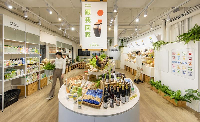 透過影響力概念店及賣場價格牌標示，讓民眾輕鬆找到永續商品。