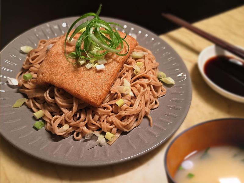 日日好食聯名豆油伯的新品「純釀拌麵」，採用最薄鹽淡麗的「甘田醬油」，沒有多餘調味和油份，每一口都能品嘗到最純粹自然的清韻醬香。（資料來源：日日好食）