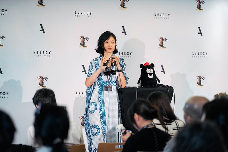 臺灣吧共同創辦人張佳家於「臺灣影視作品發佈會」上帶來《小黑啤美食大冒險》人氣主角「小黑啤」抓住全場目光