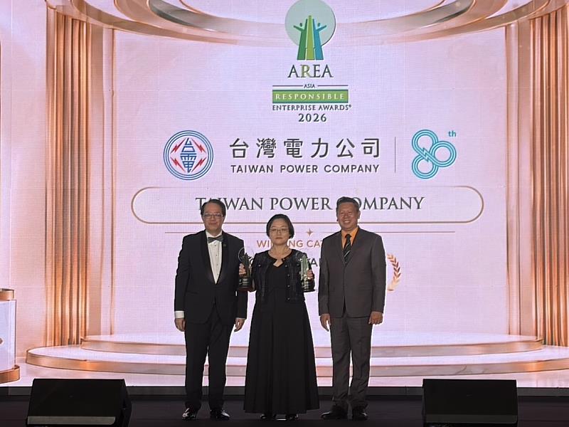 亞洲企業社會責任獎頒獎典禮昨日晚間於馬來西亞吉隆坡舉行，台電由業務處副處長石恩綸（中）代表接受亞洲企業商會會長Richard Tsang（左）、亞洲企業社會責任獎評審Bao Nguyen（右）頒獎。