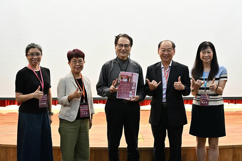 洪馨蘭教授、王長華前館長、李豐楙院士、謝勝信主任、許淑娟教授合影