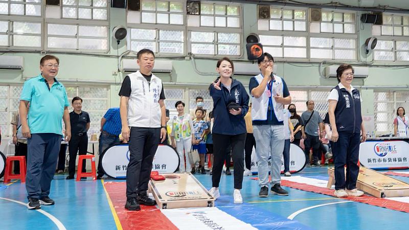 市長高虹安與陳慶齡議員為比賽開球。