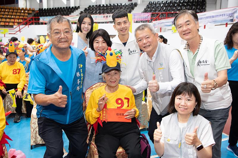 林瑞彥副市長致贈敬老獎禮券