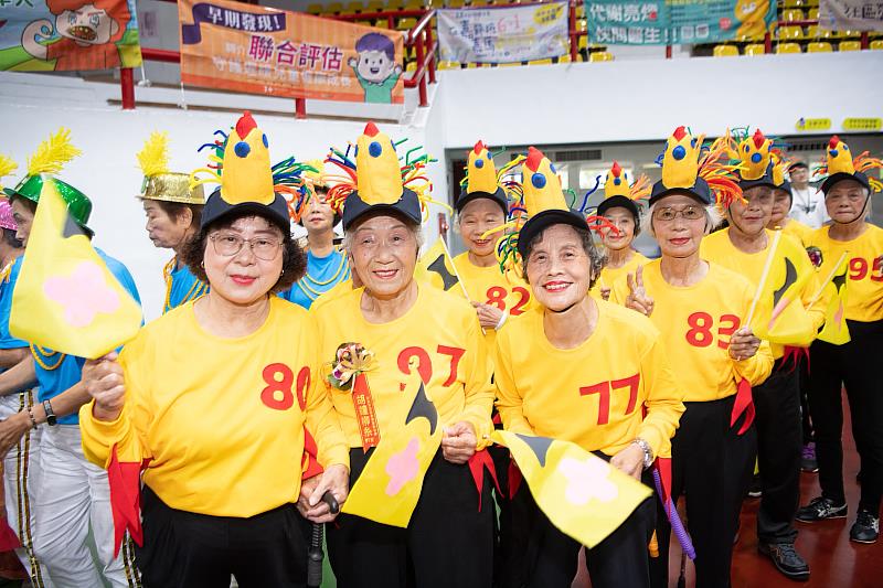 99歲阿嬤站上舞台！嘉市「嘉寶趴踢秀」331位長者活力開跳