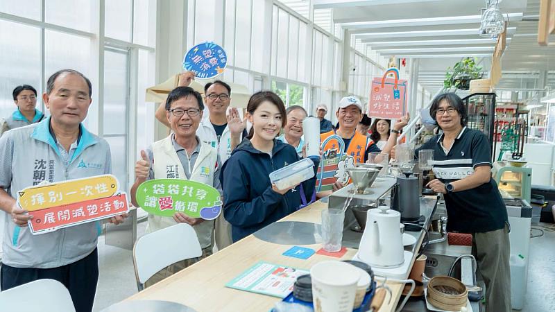 市長高虹安率先以自備購物袋及環保盒採買市場商品，並與店家互動合影。