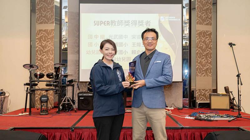 市長高虹安頒獎-國中組：光武國中宋睿偉老師。