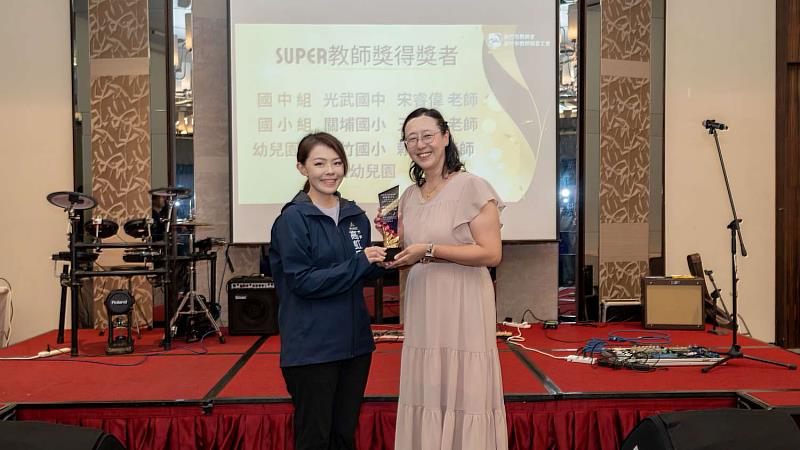 市長高虹安頒獎-幼兒園組：新竹國小附設幼兒園賴俞妏老師。