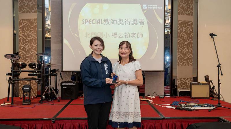 市長高虹安頒獎-special：北門國小楊云禎老師。