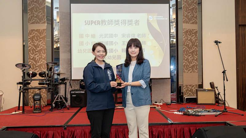 市長高虹安頒獎-國小組：關埔國小王媁玉老師。