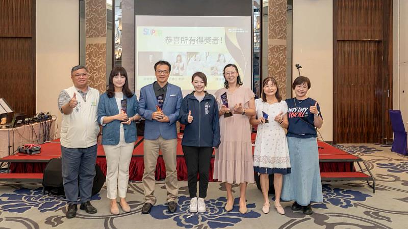 「2026年SUPER教師獎暨教育敘事影像徵集頒獎典禮」市長高虹安、教育處長林立生與獲獎教師合影。